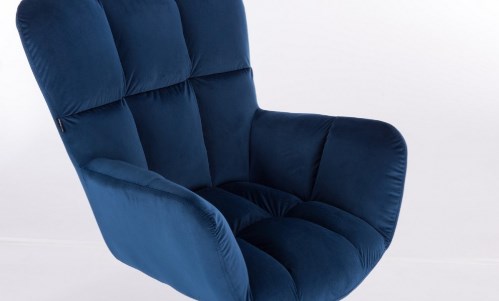 granatowe fotele do salonu imitujące poduszkę, która otula cię z każdej strony. Tanie fotele PEDRO wypełnią miejsce w Twoim salonie. 